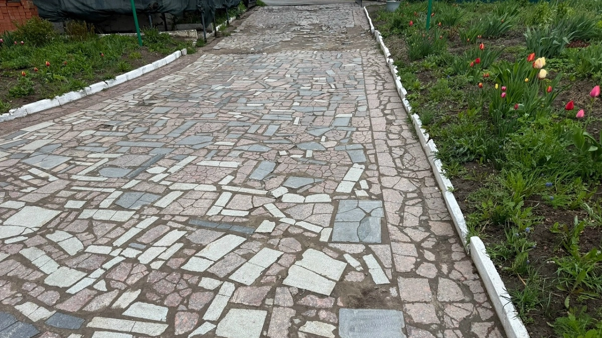 Дачники делают садовые дорожки в 2026 году только так: готовим прочный бетон за копейки — вся хитрость в ложке этого средства