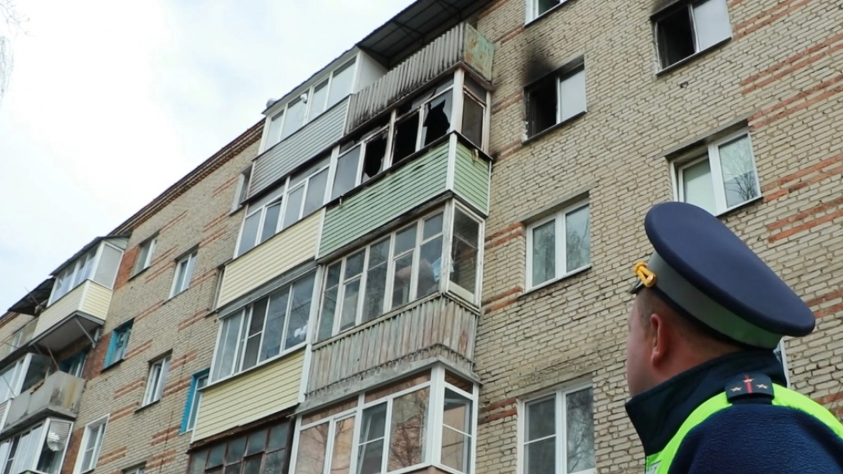 В Юрьеве-Польском полицейский вынес мужчину из горящей квартиры на руках