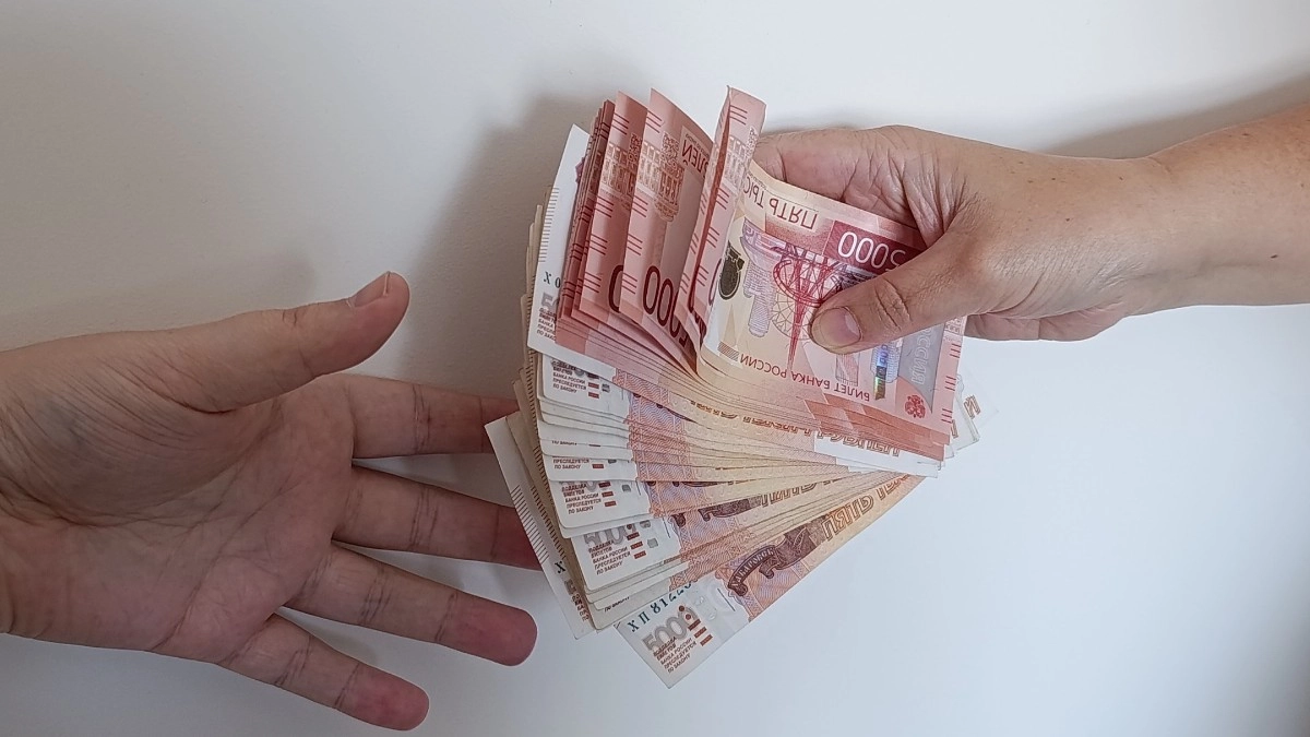 Жительница Владимира заплатит почти 2 миллиона рублей за взятку в пользу своего мужа