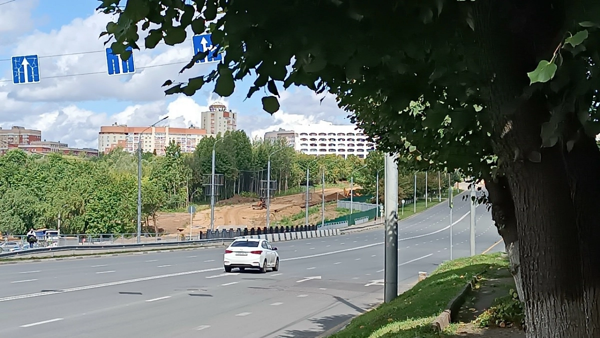 Зачем над трассами вешают шары на проводах и почему об этом важно знать водителям? Эксперты дали чёткий ответ