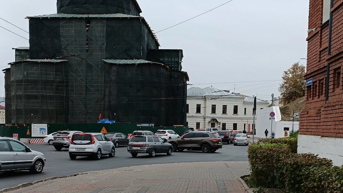 Ловушка на кольце: какой поворотник включать и кто кому уступает — Верховный суд и автоюристы дали чёткий ответ