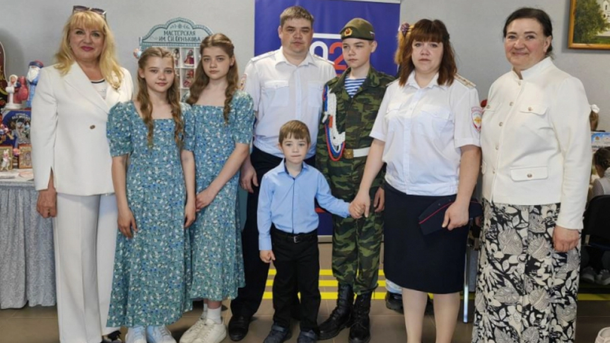 «Золотая семья» потомственных полицейских из Камешкова воспитывает пятерых детей