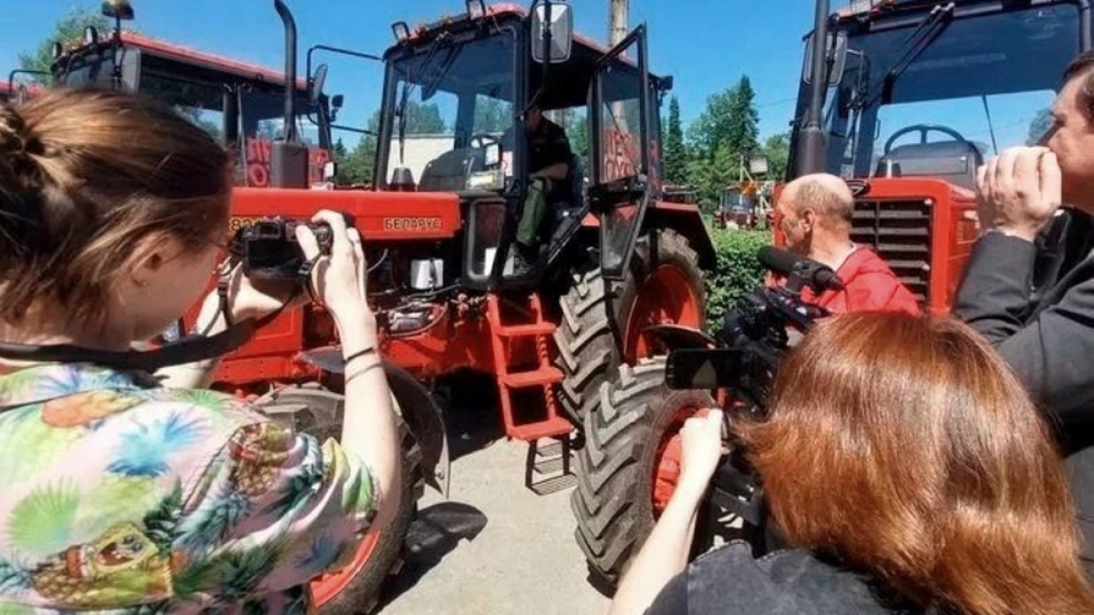 С пожарами во владимирских лесах будут бороться новые тракторы и внедорожники