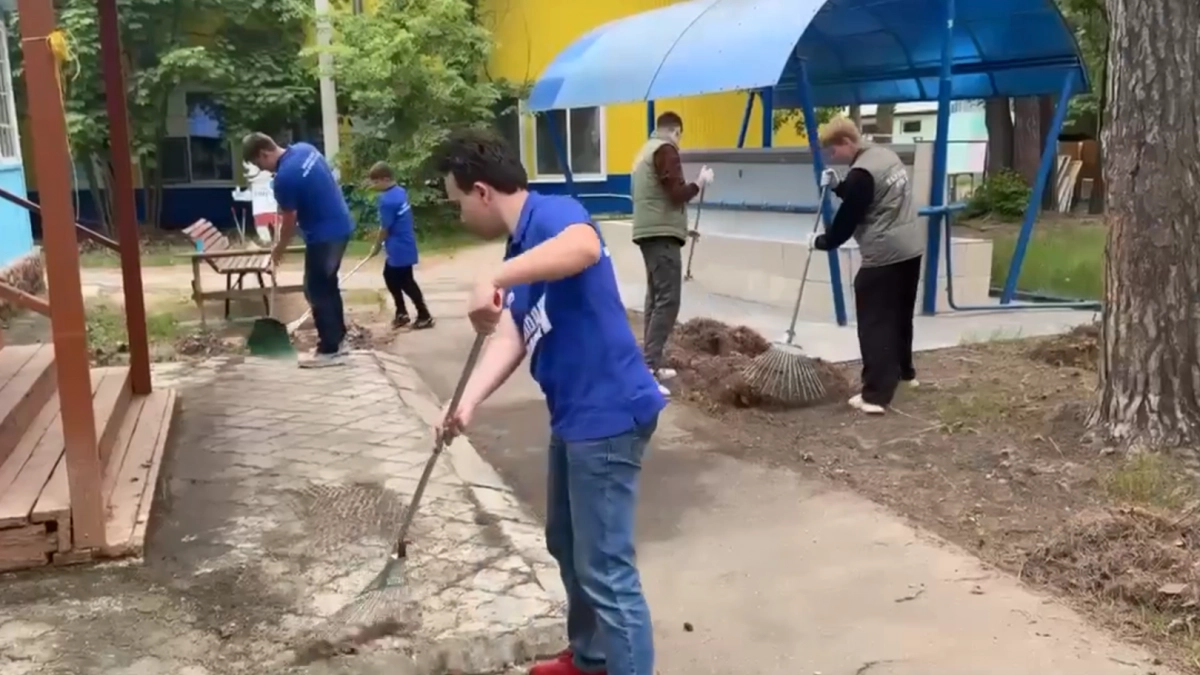 Молодогвардейцы и молодежка «Народного фронта» помогли «Дружбе»