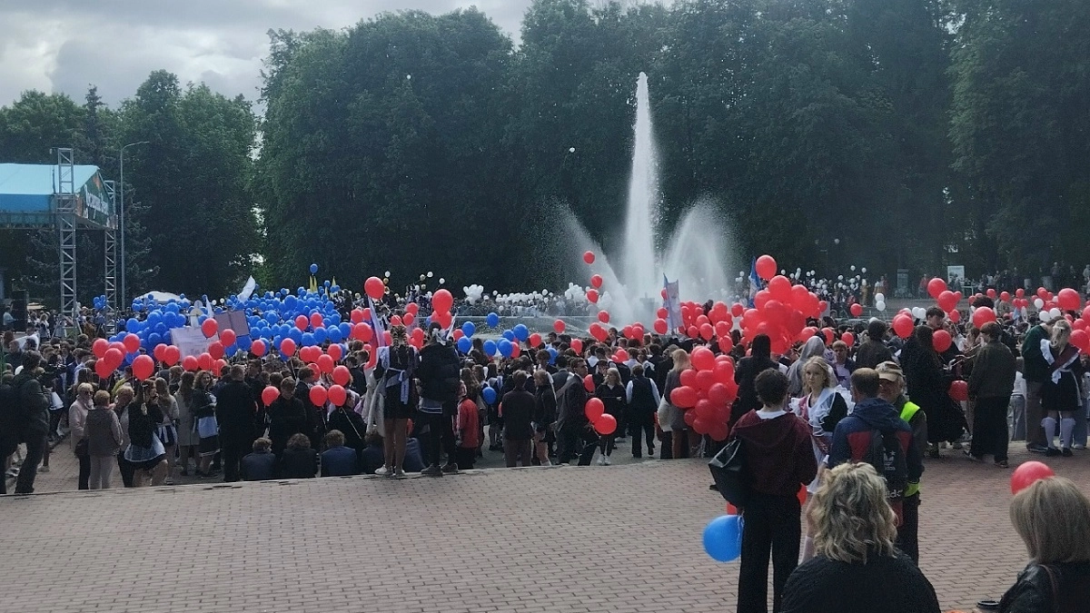 В Центральном парке более 1500 владимирских старшеклассников услышали «Последний звонок»