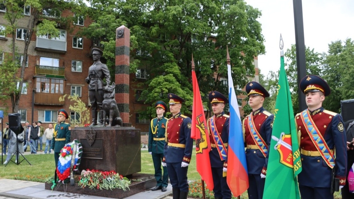 Во Владимире торжественно открыли памятник пограничникам в сквере на улице Горького