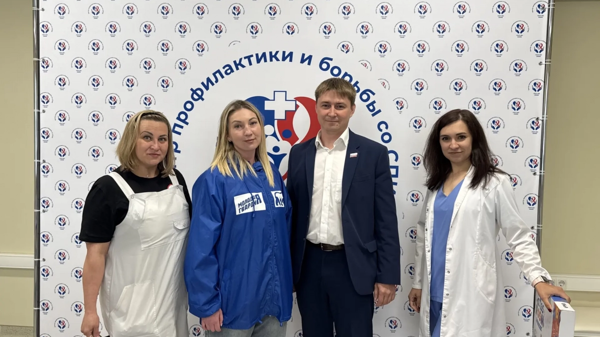 Молодогвардейцы поздравили маленьких пациентов инфекционной больницы с Днём защиты детей