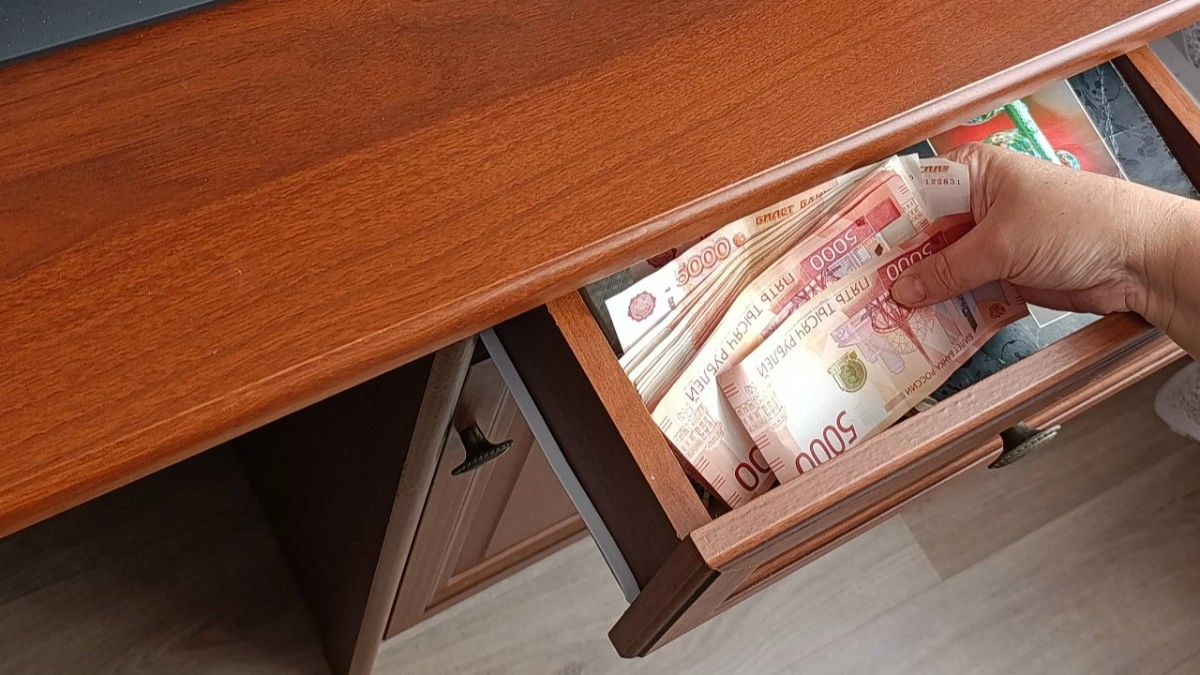 Пенсионер в Камешкове едва не лишился 370 тысяч рублей