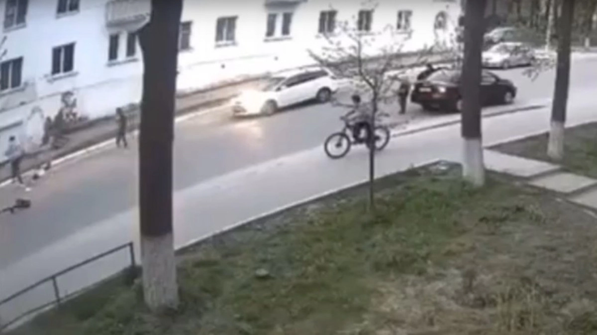 В Кольчугине двух подростков госпитализировали после падения с электросамоката