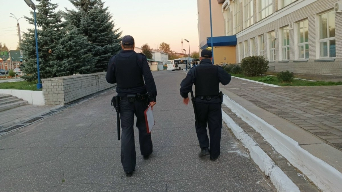 В Коврове полиция задержала мужчину, избившего соседа и разбившего его иномарку