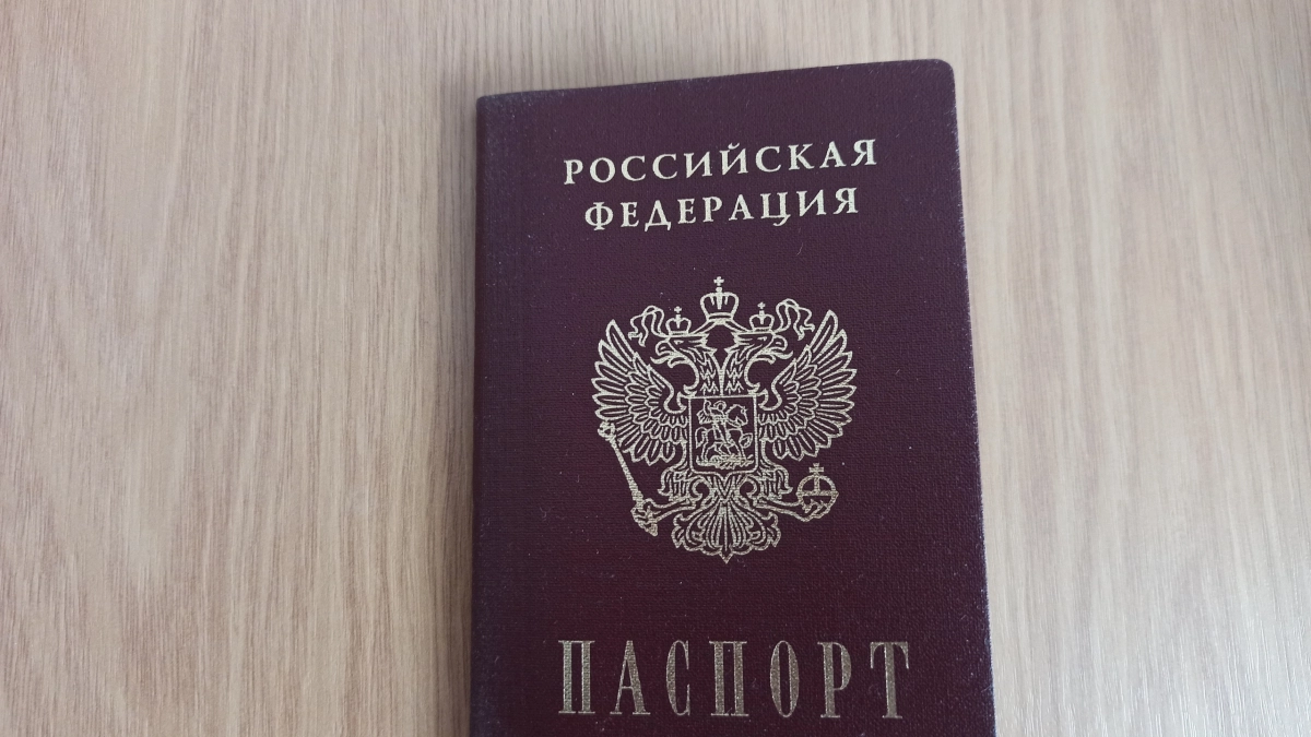 Почему нельзя улыбаться на фото в паспорте: дело вовсе не в искажении черт лица - что говорит закон 