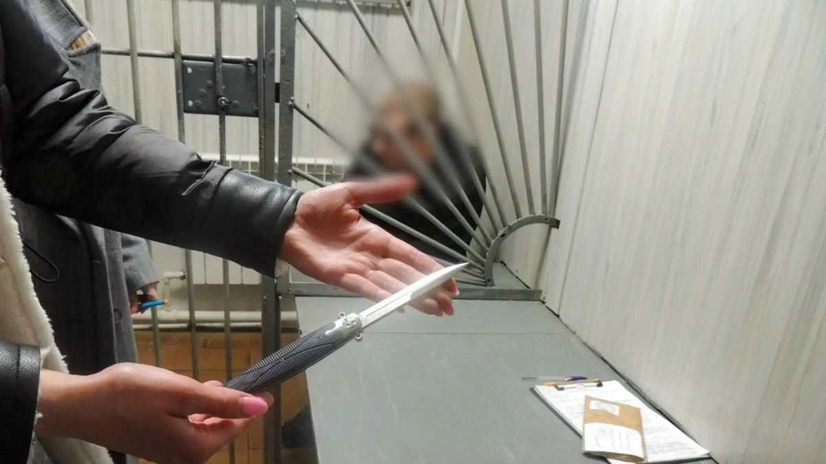 В Вязниках мужчина разрезал мяч, надел половину на голову ребенка и ударил ножом