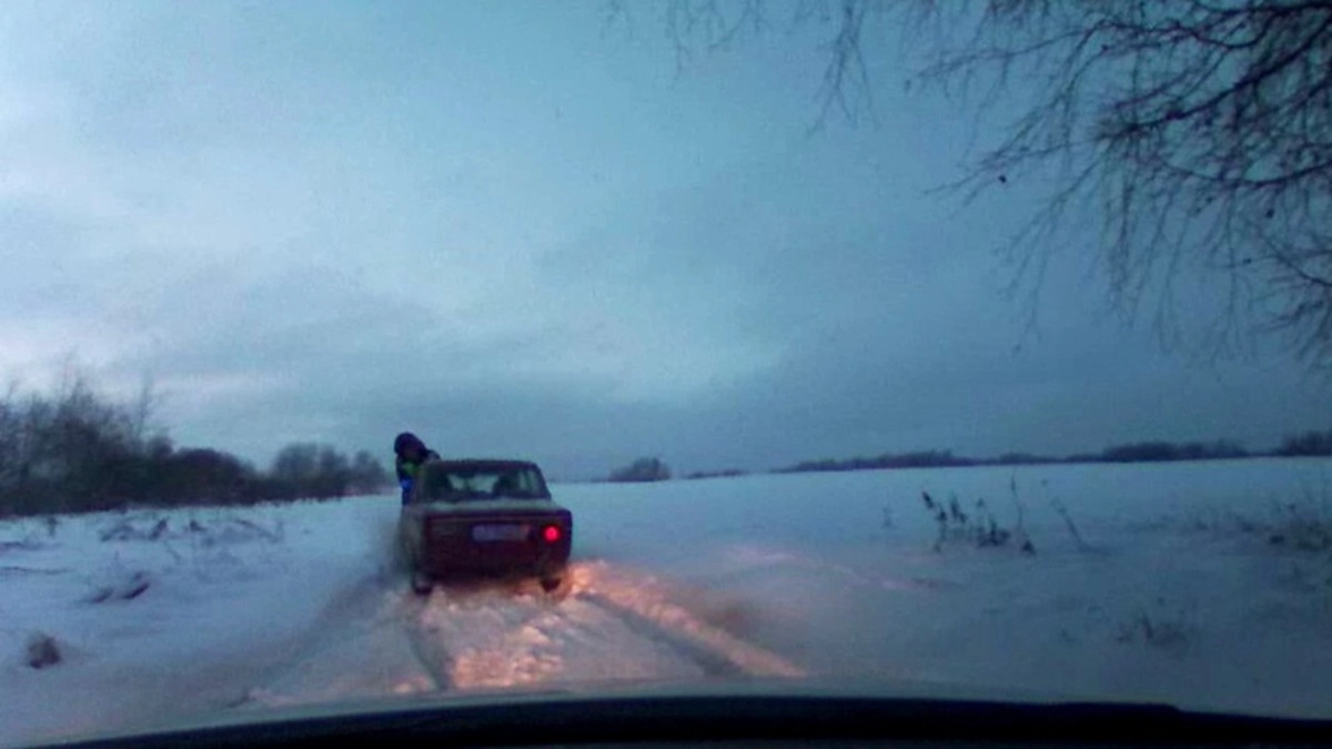 В Камешкове 16-летний водитель провез полицейского на капоте 2 километра