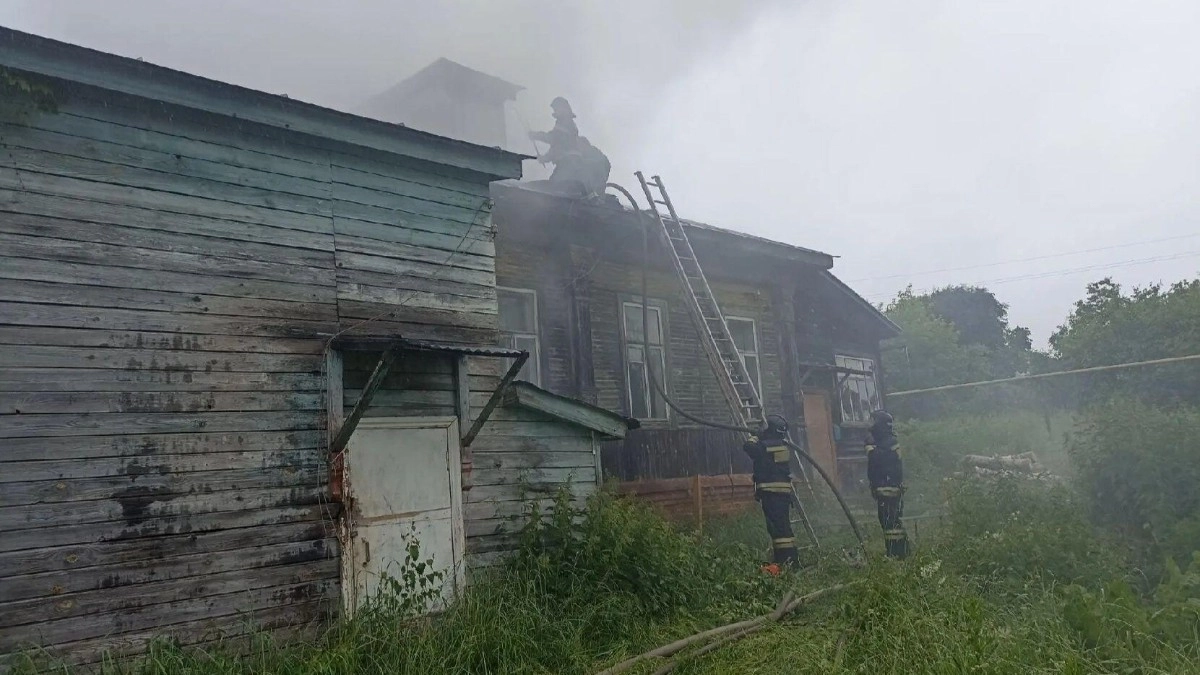 В Никологорах тушением жилого дома занимались 10 сотрудников МЧС