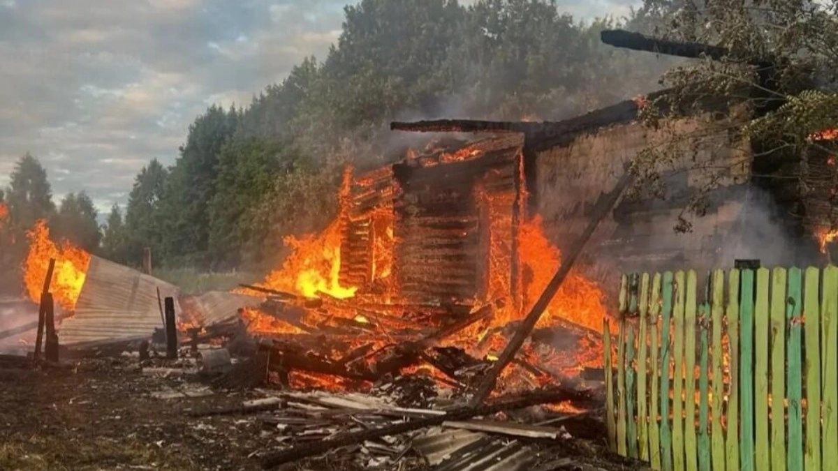 В Камешковском районе крупный пожар охватил два частных дома 
