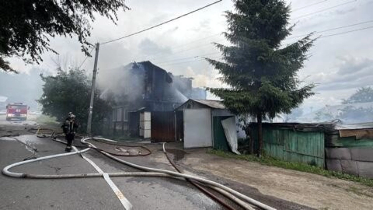 Во Владимире на улице Урицкого пожар охватил хозяйственные постройки и нежилой дом