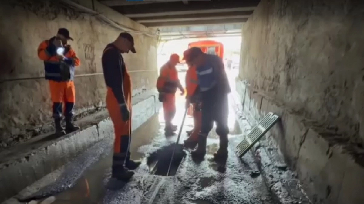 Под Черным мостом во Владимире очистили ливневки