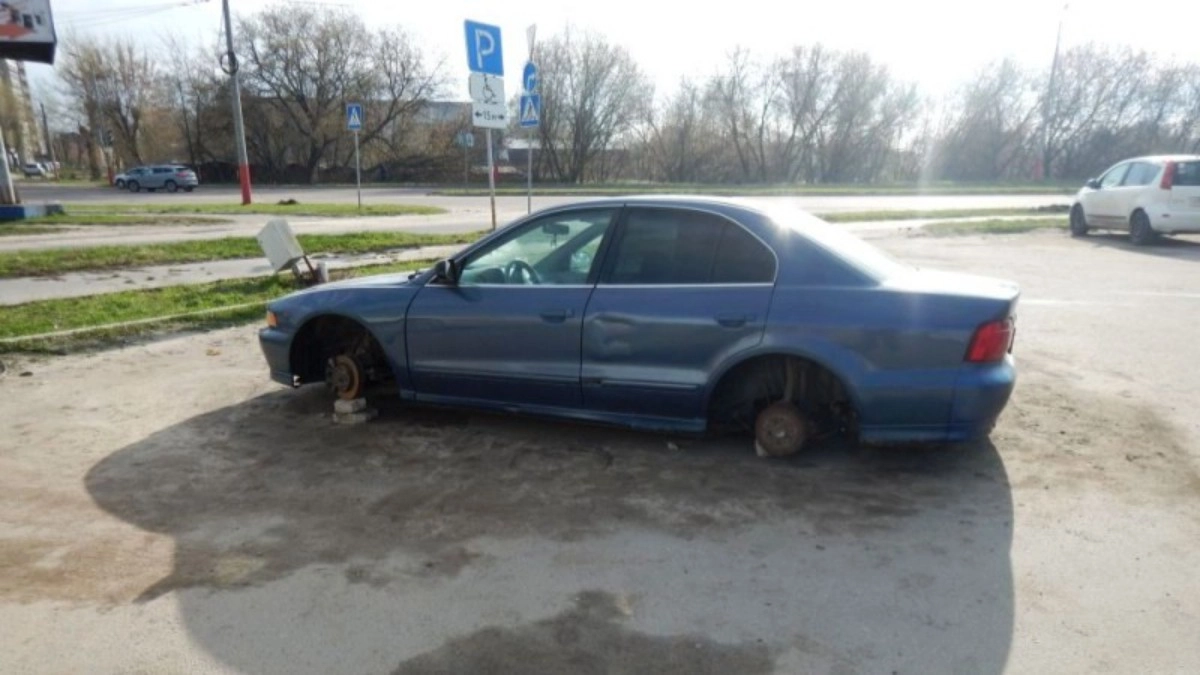 Трое жителей Мурома украли колеса у иномарки, припаркованной у ТЦ
