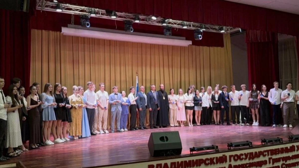 Во Владимире более 300 11-классников получили медали «За особые успехи в учении»