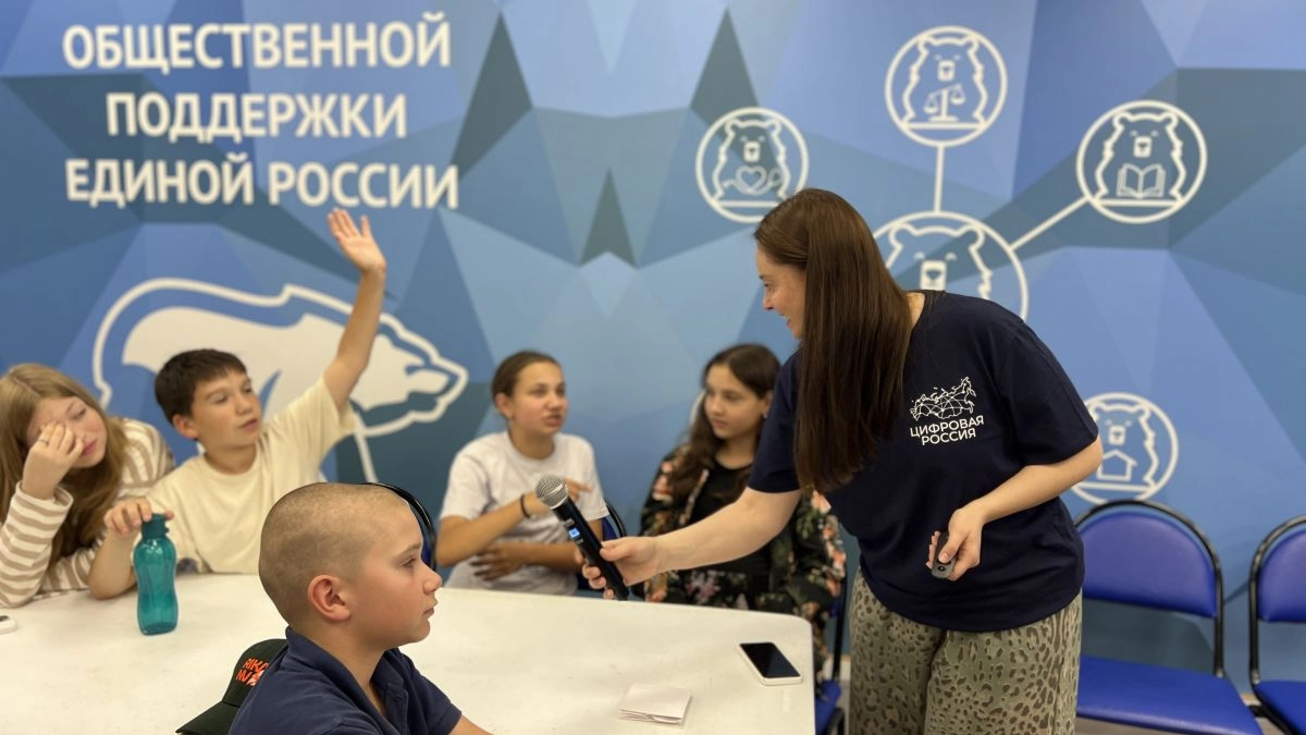 На летних каникулах школьники осваивают основы программирования