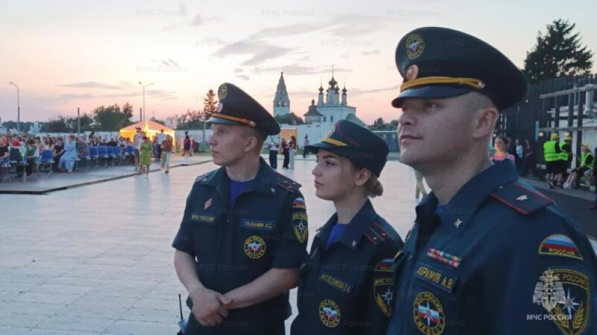 Сотрудники МЧС обеспечивают порядок на Летнем фестивале Дениса Мацуева в Суздале
