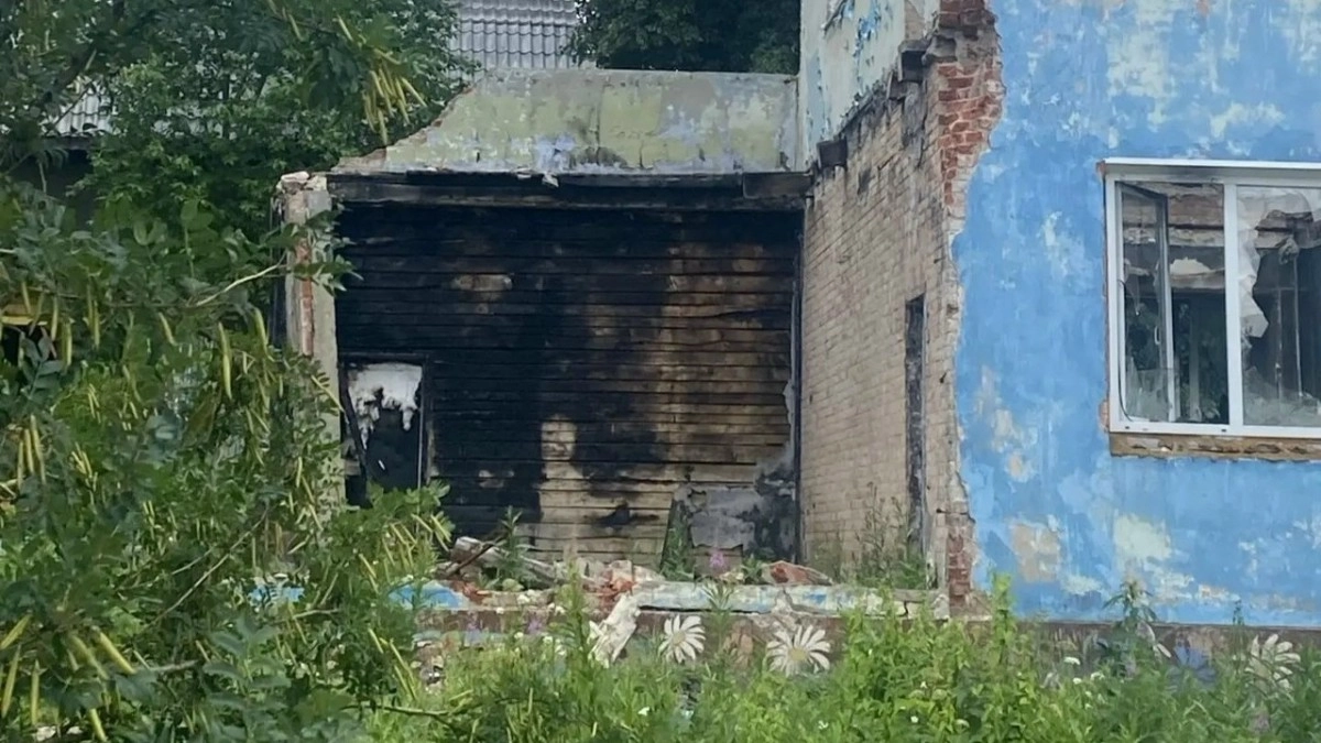В центре Кольчугина заброшенный дом стал угрозой для жизни горожан