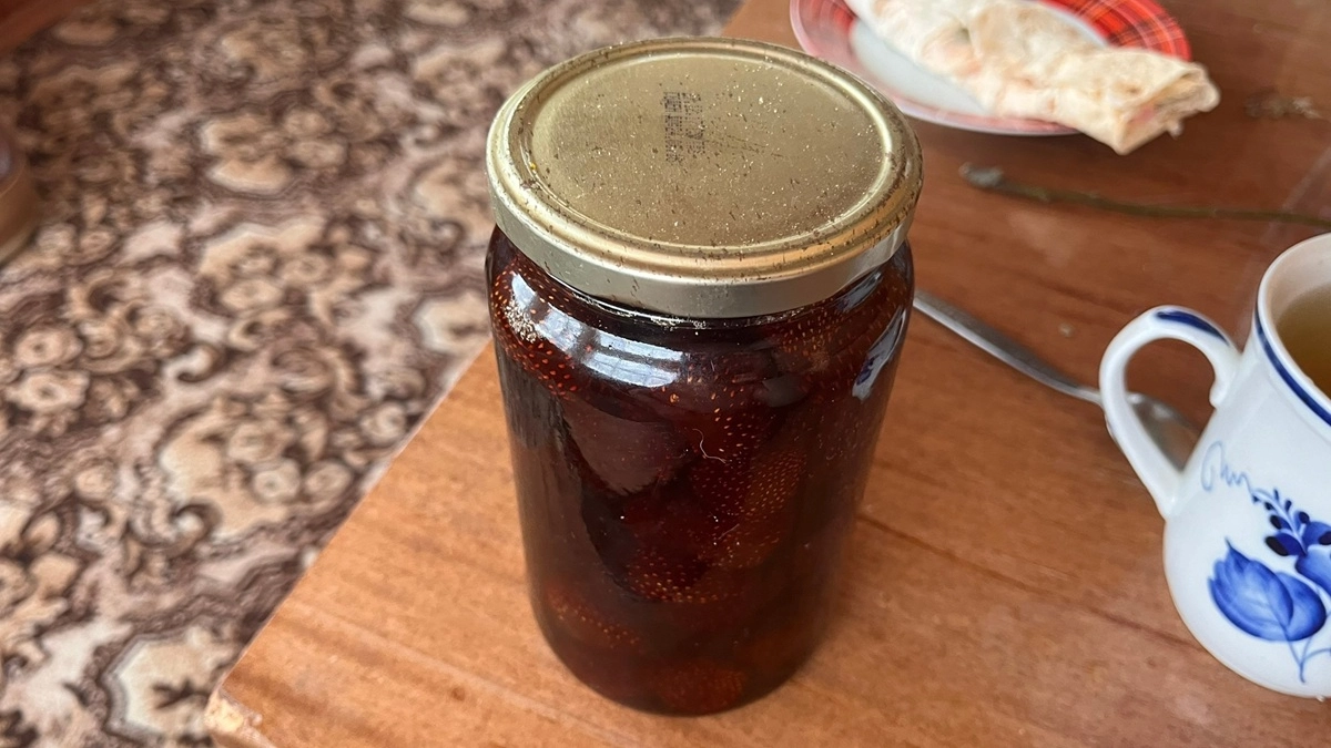 Срываю последнюю клубнику и варю вкуснейшую «Сластёнушку» за 30 минут — делюсь проверенным рецептом моей прабабушки