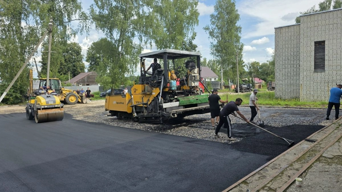 Жители проконтролировали благоустройство площади перед ДК