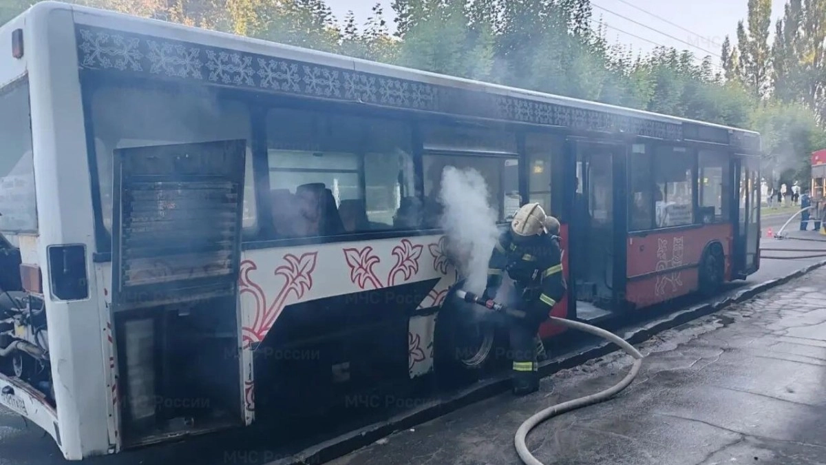 Во Владимире на улице Батурина загорелся автобус