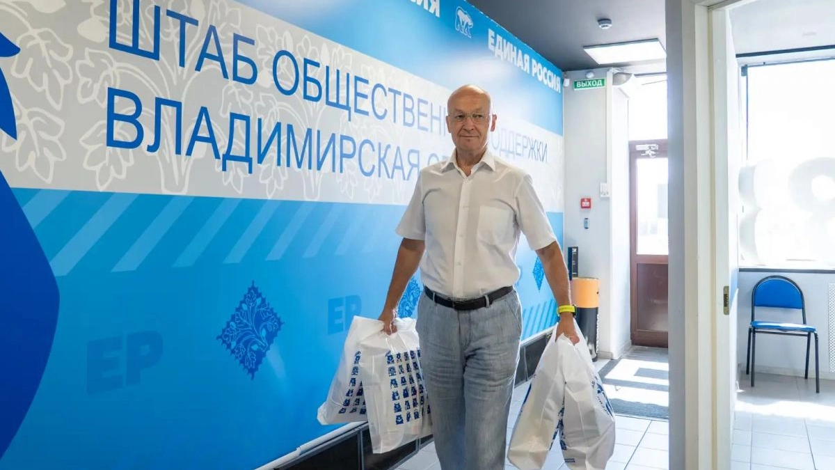 Владимир Киселев принес игрушки в «Коробку храбрости»