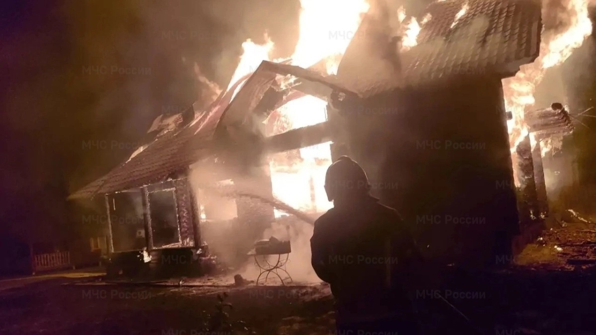 Под Александровом 12 спасателей тушили крупный пожар в частном доме