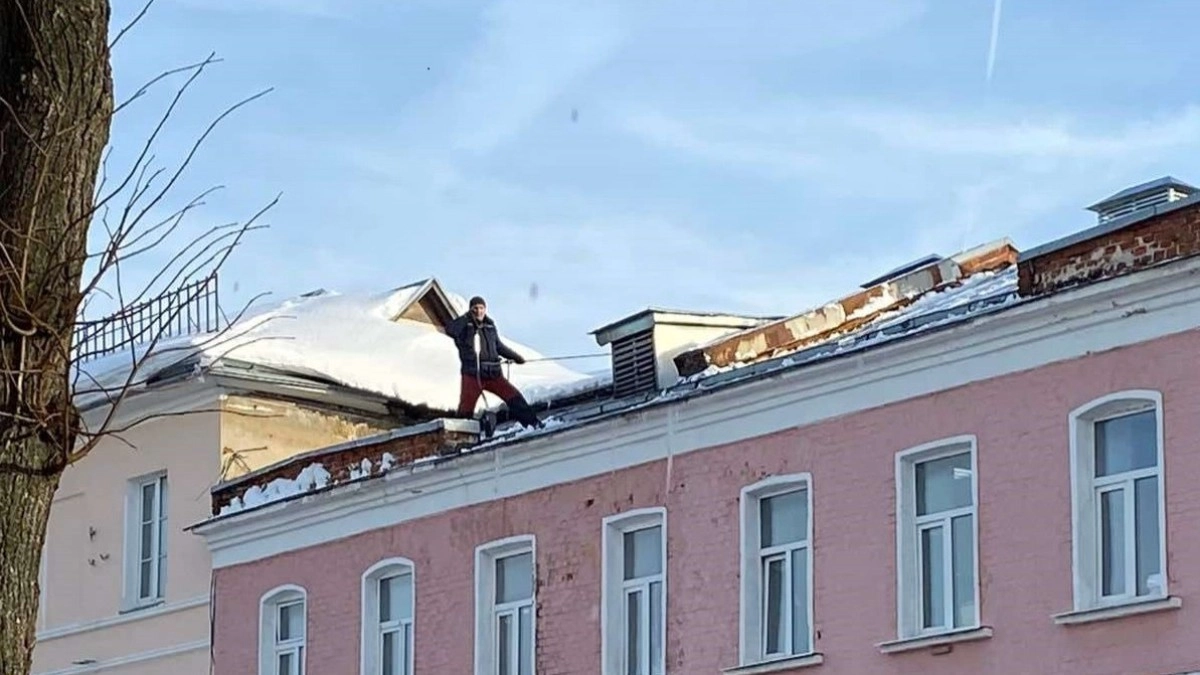 В Кольчугине УК заплатит за автомобиль, поврежденный сходом снега