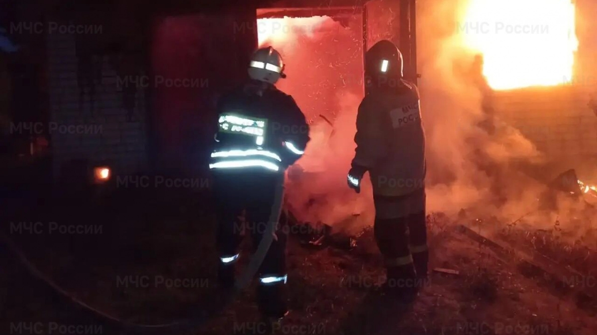 В Александровском округе пожар полностью охватил частный дом