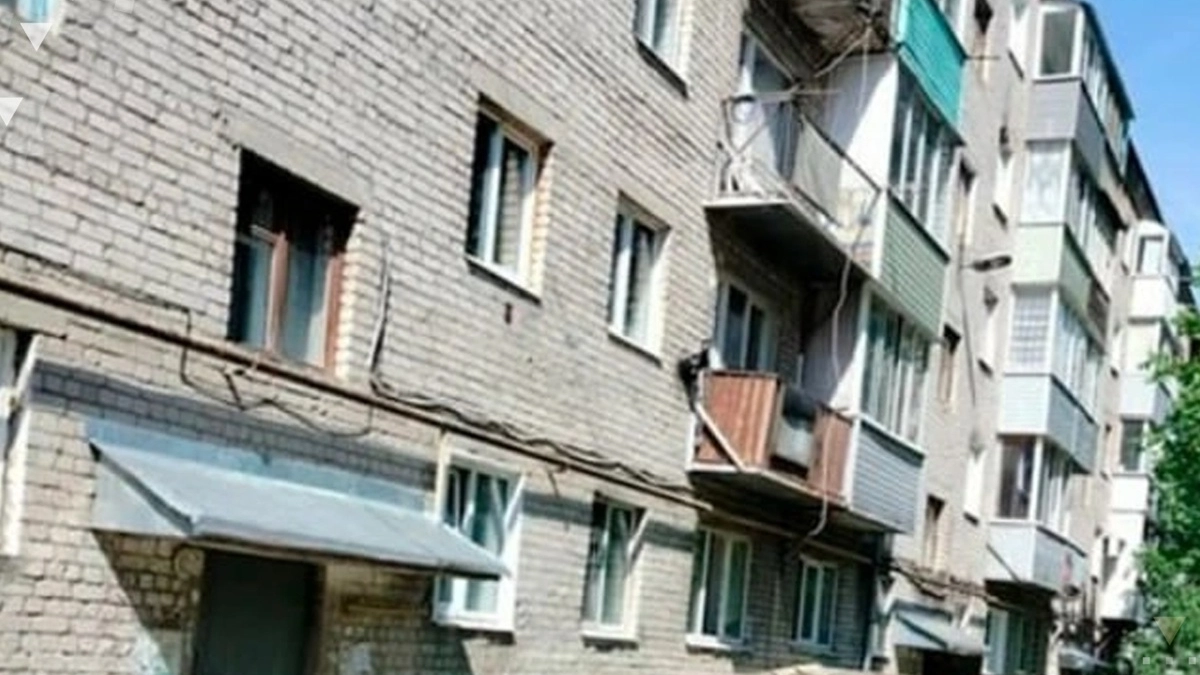 В Гусь-Хрустальном 6-летней девочке-инвалиду приходится подниматься домой на руках родителей
