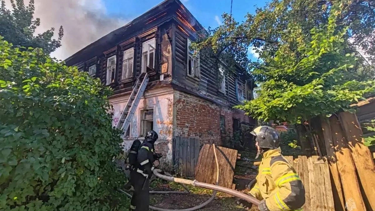 Во Владимире пожар охватил заброшенный дом на Больших Ременниках