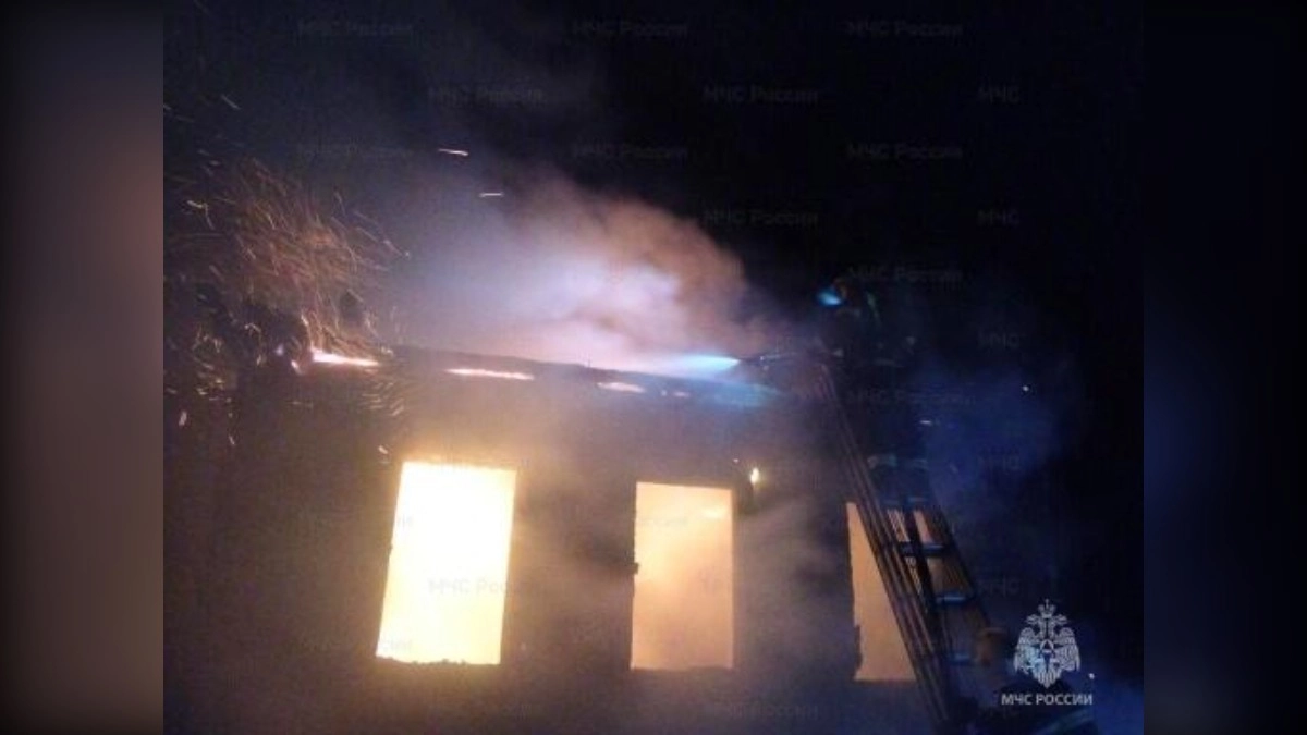 В Селивановском округе тушением крупного пожара в доме занимались 13 спасателей