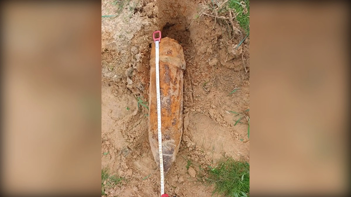 Под Меленками росгвардейцы нашли в земле старый артиллерийский снаряд