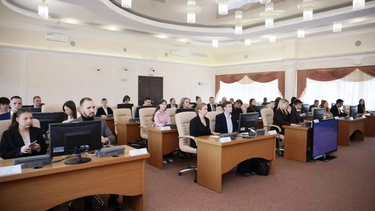 Александр Захаров принял участие в заседании Молодежной думы