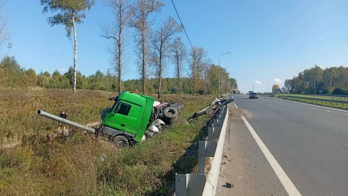 Во Владимирской области фура снесла ограждение и оказалась в кювете