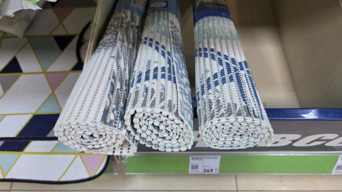 Отрезные коврики из Fix Price в ванной не прижились, зато очень сгодились на даче: режу на квадраты и леплю на стены - лайфхак на миллион