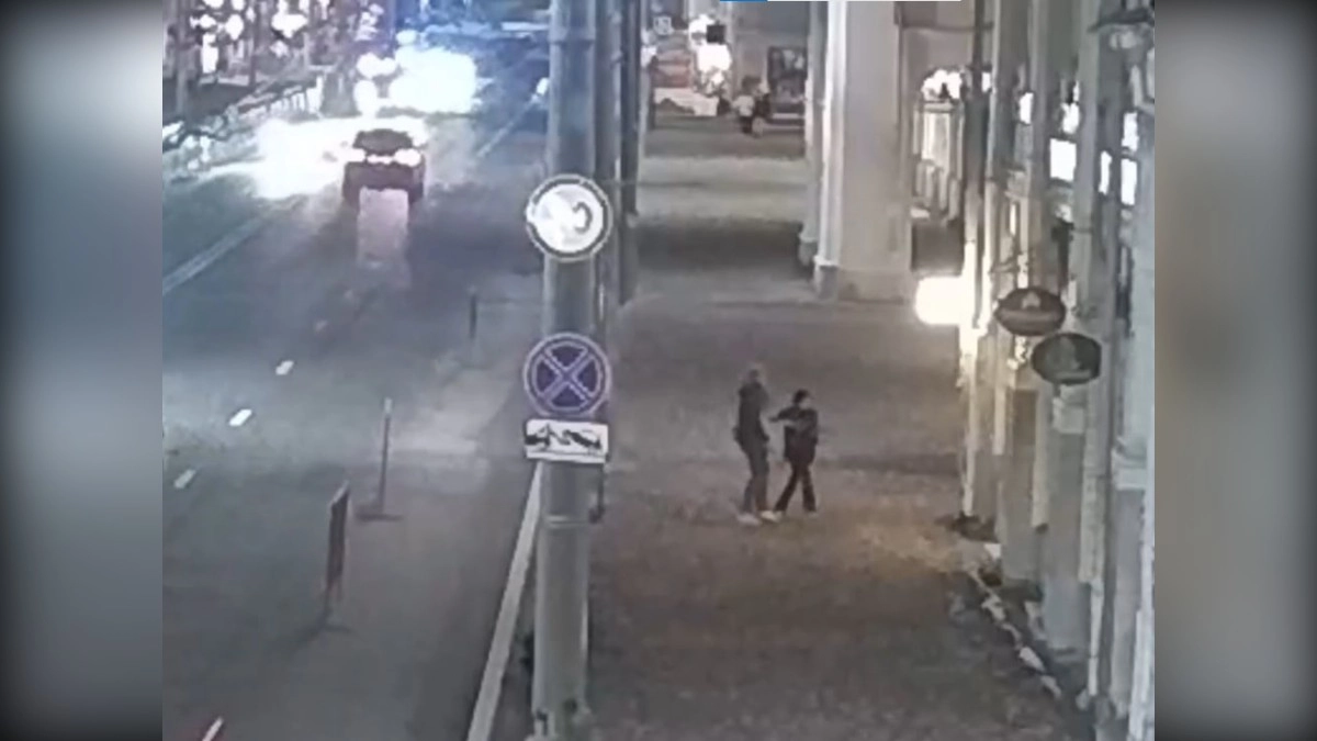 В центре Владимира мужчина разбил камнями витрину кафе из-за ревности