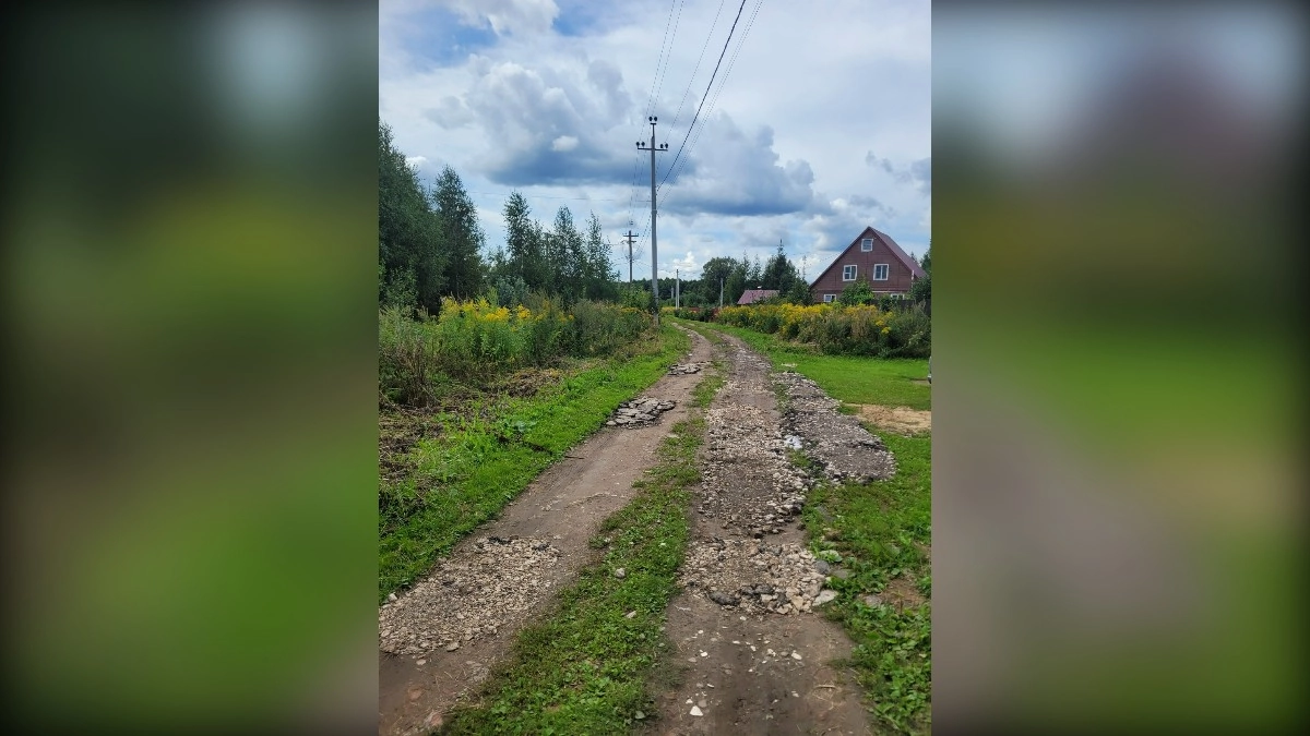 Жители трех деревень пожаловались на разбитую дорогу в Камешковском округе