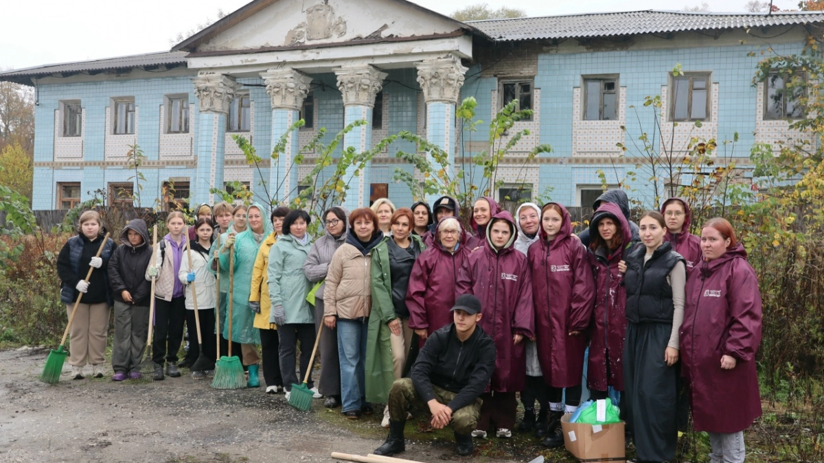 В усадьбе Сабуровых жители Петушинского округа провели масштабный субботник