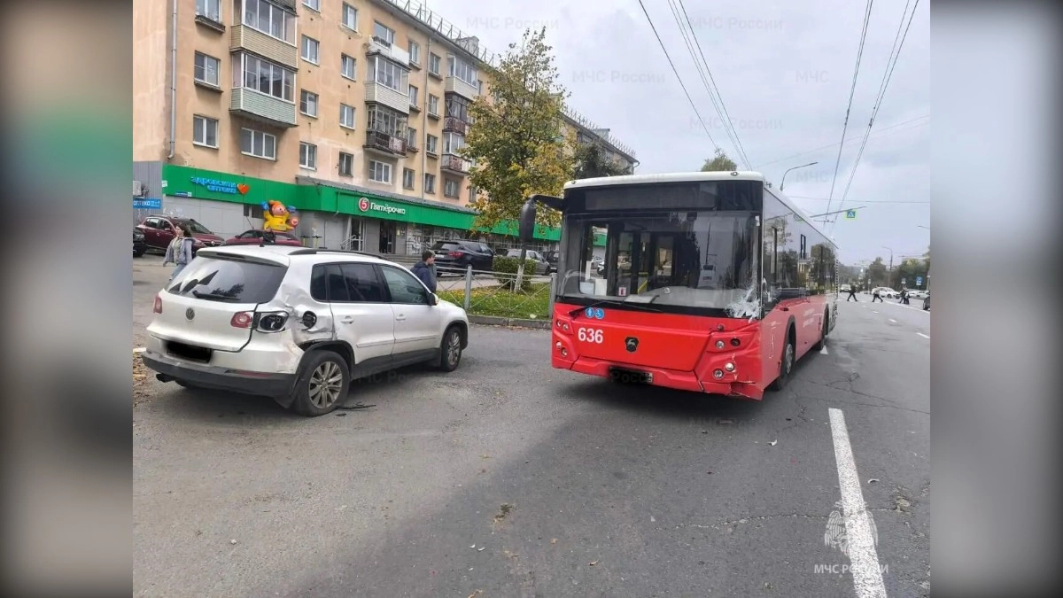 В центре Владимира маршрутный автобус столкнулся с легковушкой