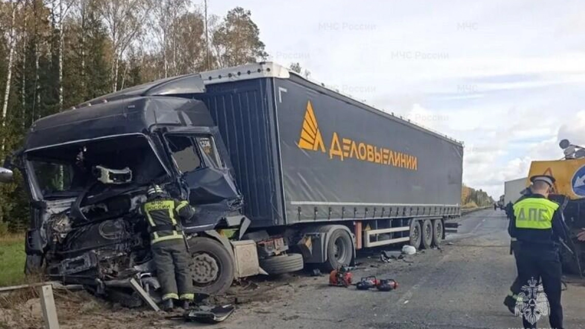 Под Вязниками после страшного ДТП спасатели вытащили пострадавших из искореженной машины