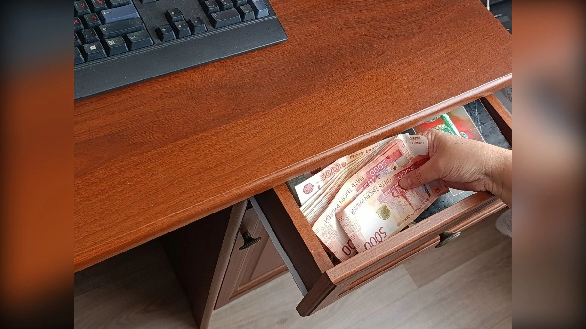 В Коврове мужчина забрал 160 тысяч из сейфа и попался после падения с балкона