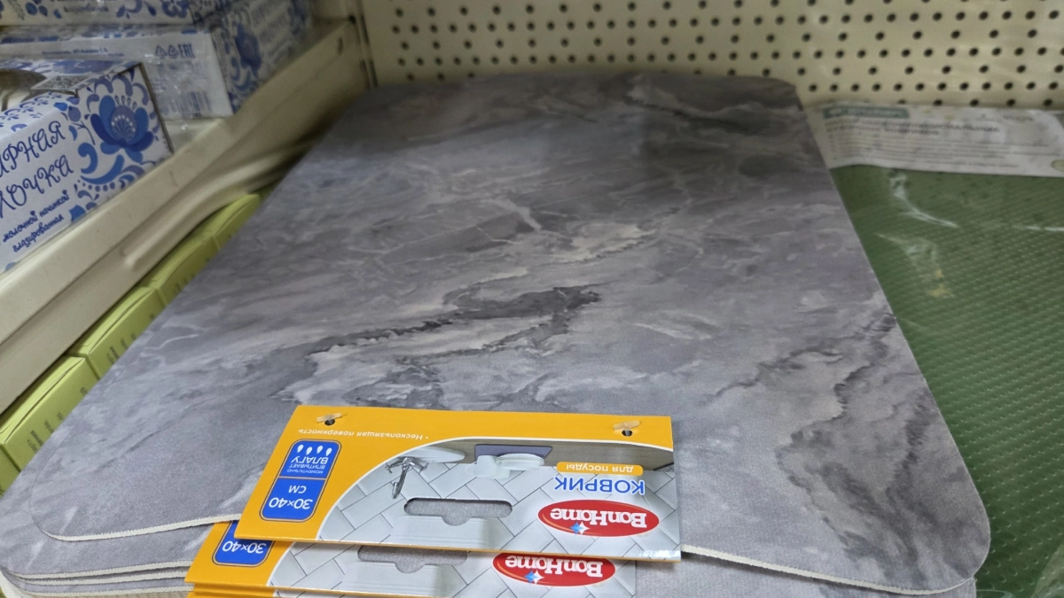 Коврики "под мрамор" из Fix Price оказались идеальными помощниками, но на кухне не сгодились: на ура выполняют 5 важных задач в быту