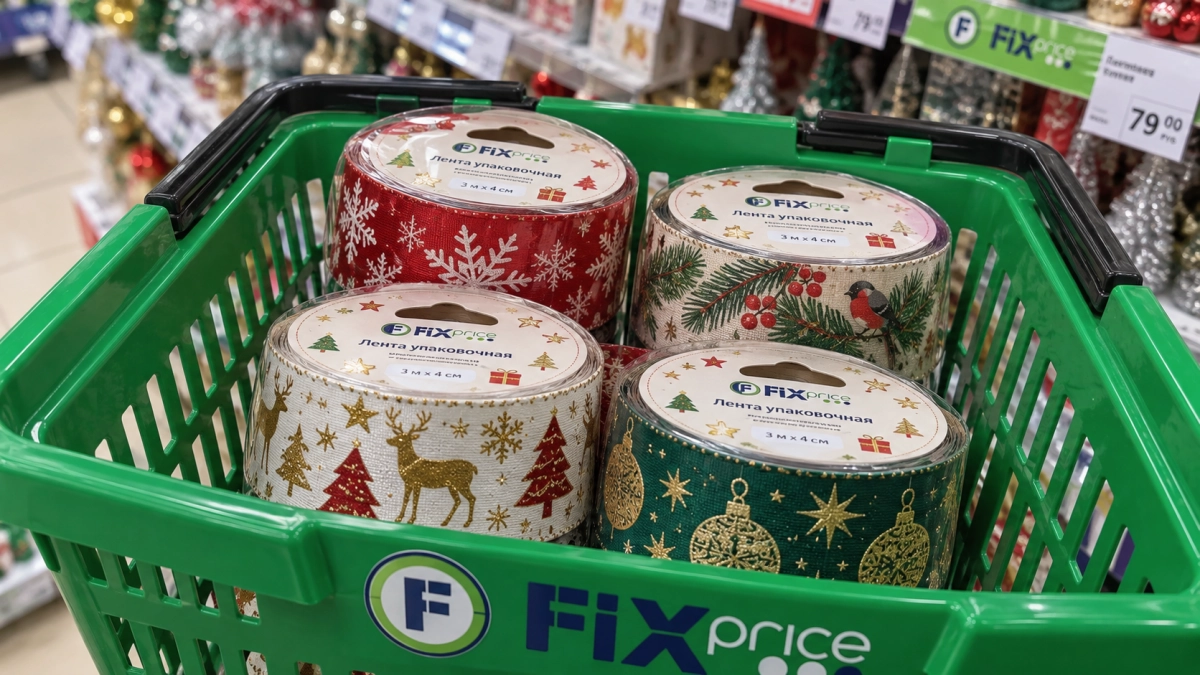 Упаковочную ленту из Fix Price выношу рулонами, но не для декора подарков: обматываю ей стеклянную банку — новогодний эксклюзив для уюта 