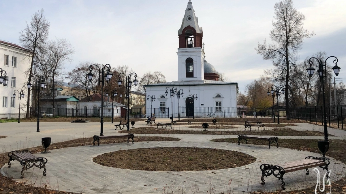 Территория у Свято-Троицкого храма в Гусь-Хрустальном продолжает преображаться