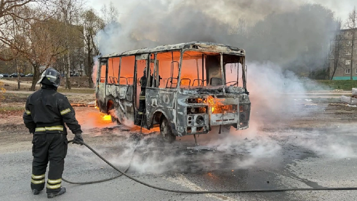 Во Владимире потушили загоревшийся автобус на улице Лакина